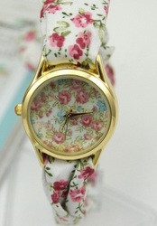 Уникальные наручные часы с ярким браслетом для девушек	