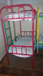 Детская кровать металлическия духъярусная с лестницей и ограждением
